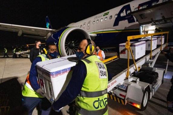 Avião trouxe a Porto Alegre 127,6 mil doses de CoronaVac e 237.250 unidades do imunizante de Oxford/AstraZeneca