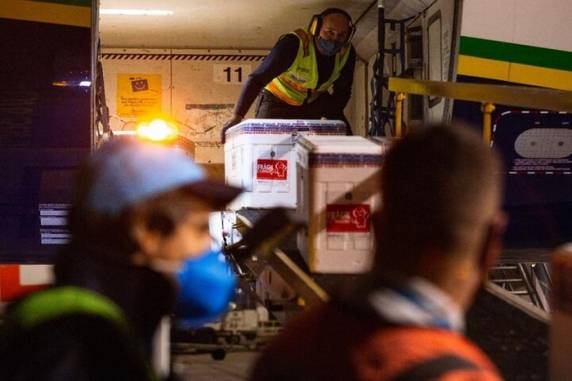 Avião trouxe a Porto Alegre 127,6 mil doses de CoronaVac e 237.250 unidades do imunizante de Oxford/AstraZeneca