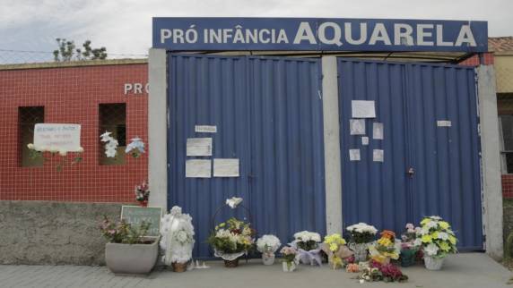 Investigação teve apoio da embaixada norte-americana e concluiu que autor do atentado agiu sozinho e planejou ataque durante meses. Jovem que invadiu local com facão está preso preventivamente