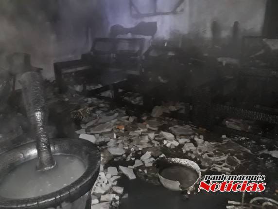 Uma mulher teve ferimentos no rosto e na cabeça