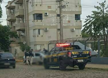Condutor bateu com o carro no muro de uma residência após tentativa de fuga por mais de 3 quilômetros