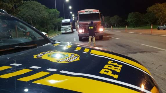 Veículo transportava carga de quase 40 toneladas. Para dirigir caminhão desse porte, é necessário ter 21 anos, no mínimo. Pai do adolescente foi notificado