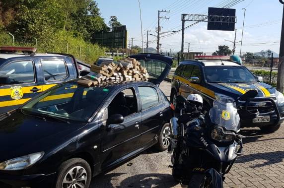 PRF localiza maconha escondida em lataria de carro na BR 101 em Itajaí - foto 2