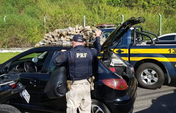 PRF localiza maconha escondida em lataria de carro na BR 101 em Itajaí - foto 3