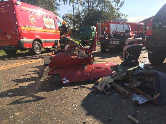 Mulher fica presa nas ferragens em acidente com três veículos na BR-386 - foto 2