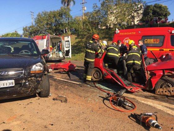 Uma criança de 2 anos foi removida do veículo, com ferimentos sem maior gravidade. A colisão envolveu dois automóveis e um caminhão carregado com uma retroescavadeira