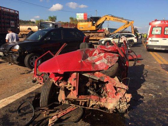 Mulher fica presa nas ferragens em acidente com três veículos na BR-386 - foto 3
