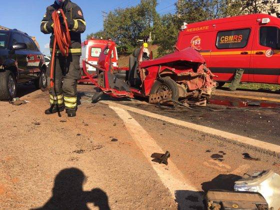 Mulher fica presa nas ferragens em acidente com três veículos na BR-386 - foto 4