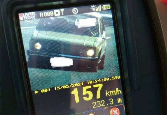 Limite de velocidade no trecho é de 80 km/h. Motorista cometeu infração gravíssima e perdeu o direito de dirigir