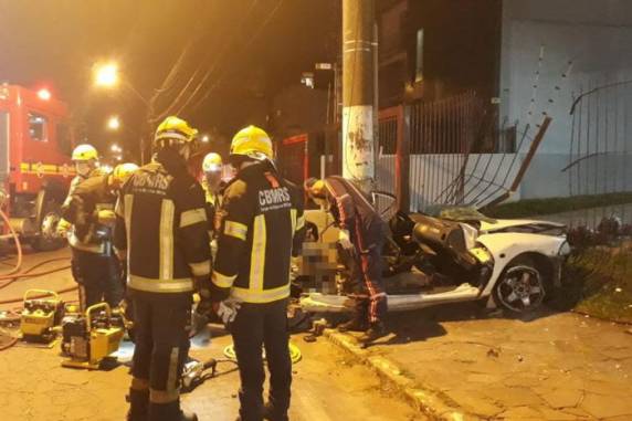 Veículo ficou completamente destruído
