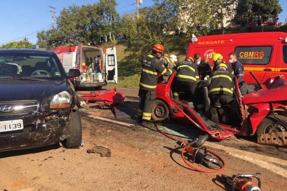 Para Polícia Civil, a condutora agiu intencionalmente ao bater carro contra um caminhão