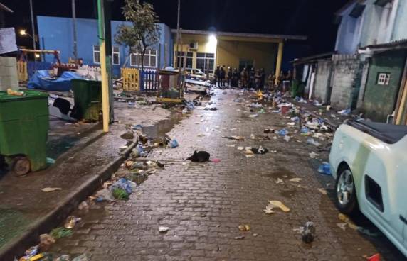 PM diz que havia 5 mil pessoas em comunidade e que químicos foram usados para dispersar multidão. Garrafas de vidros e tiros foram disparados contra os policiais