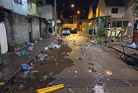 PM diz que havia 5 mil pessoas em comunidade e que químicos foram usados para dispersar multidão. Garrafas de vidros e tiros foram disparados contra os policiais