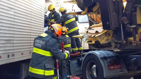 Grave acidente entre três caminhões e um carro bloqueia BR-285 em Pejuçara - foto 2