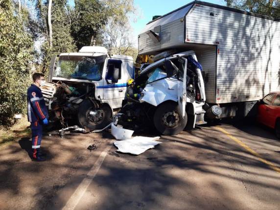Grave acidente entre três caminhões e um carro bloqueia BR-285 em Pejuçara - foto 5