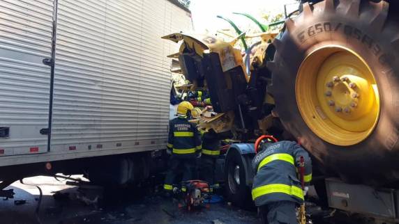 Grave acidente entre três caminhões e um carro bloqueia BR-285 em Pejuçara - foto 3