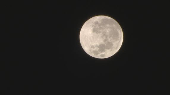 FOTOS: 'superlua' é vista no céu do RS; eclipse pode ser observado na manhã desta quarta - foto 2