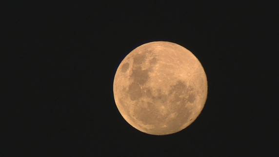 FOTOS: 'superlua' é vista no céu do RS; eclipse pode ser observado na manhã desta quarta - foto 3