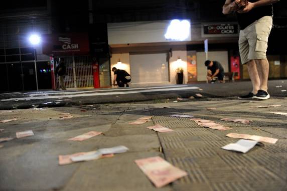 Segundo delegado, eles teriam se aproveitado da movimentação criada pelo roubo e pegado nas ruas dinheiro deixado pelos assaltantes na madrugada de 1º de dezembro