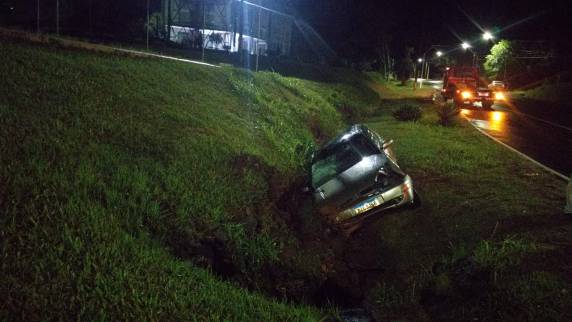 Motorista perde o controle de veículo que cai em barranco ao lado do trevo da RS 342 em Ijuí - foto 3