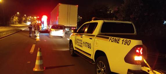 Condutor bate veículo na traseira de uma carreta estacionada no Distrito Industrial, em Horizontina - foto 2