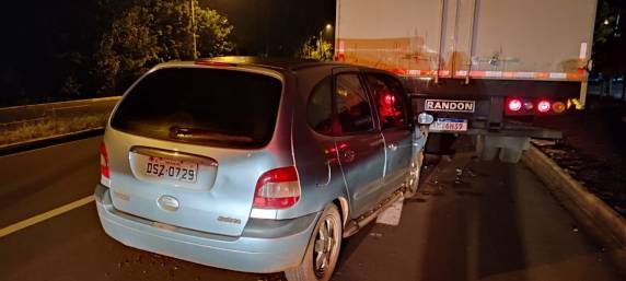 Condutor bate veículo na traseira de uma carreta estacionada no Distrito Industrial, em Horizontina - foto 3