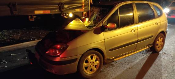 Condutor bate veículo na traseira de uma carreta estacionada no Distrito Industrial, em Horizontina - foto 4