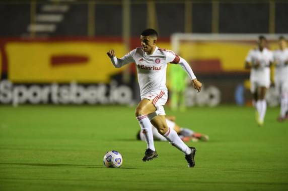 Thiago Galhardo, de pênalti, marcou o único gol do jogo no Barradão
