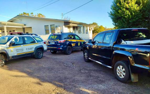 Eles foram interceptados quando fugiam com os dois veículos que roubaram
