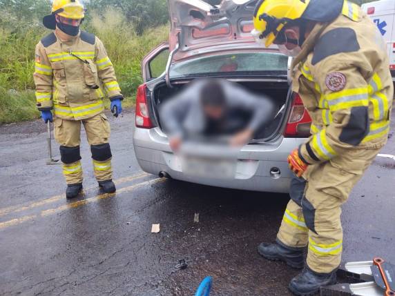Polícia Civil afirma que donos do veículo, presos em flagrante, teriam colocado o rapaz no compartimento em ato de "justiça com as próprias mãos". Acidente foi na manhã desta terça (8) na ERS-122.
