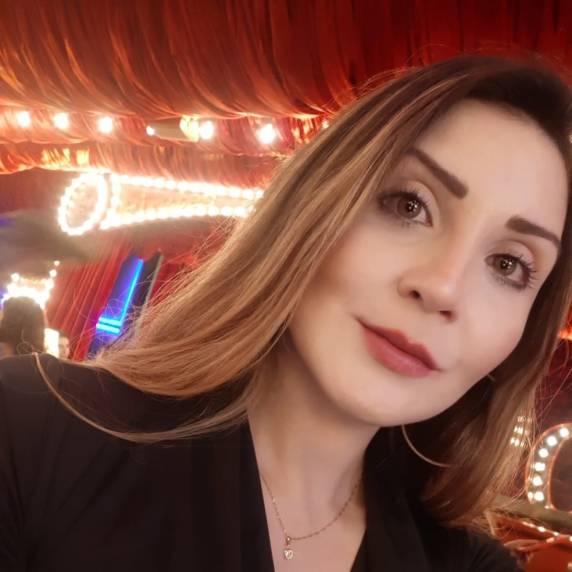 Companheiro da vítima foi ferido no braço e suspeitos fugiram. Nada foi roubado e a polícia investiga o caso.