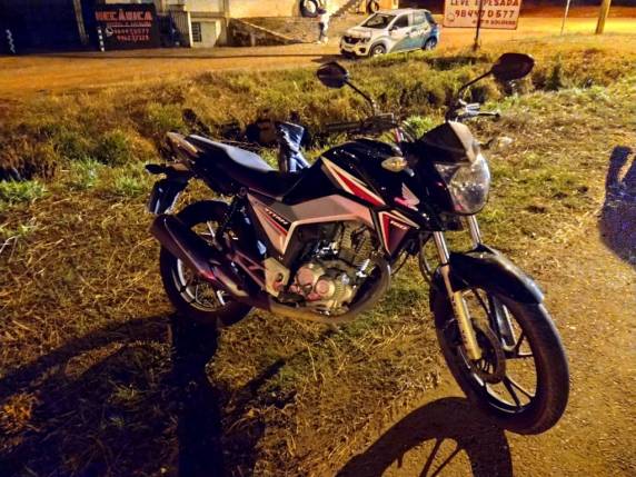 Motociclista tem grave ferimento na perna após colisão carro e moto na ERS-324 - foto 2