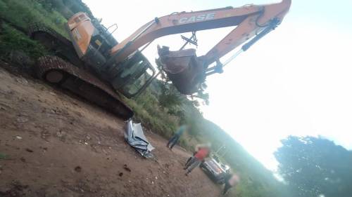 Carro tem teto arrancado em acidente com máquina no interior de Crissiumal - foto 3