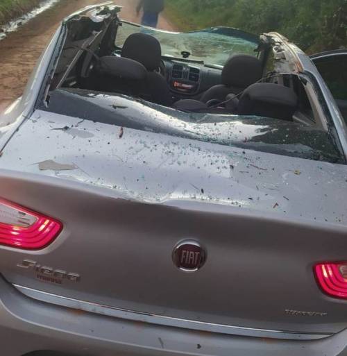 Carro tem teto arrancado em acidente com máquina no interior de Crissiumal - foto 2