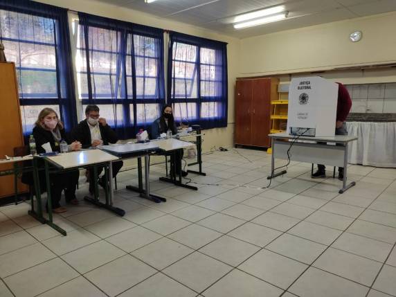 Ele teve 2.195 dos votos e derrotou Angela, que ficou em segundo lugar com 2.179.