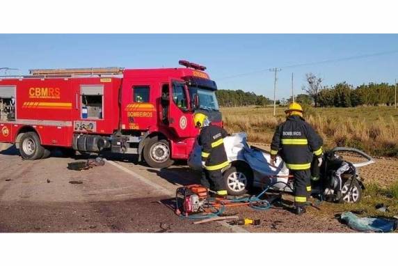 Vítimas, que eram ocupantes do automóvel, eram da mesma família. Outra criança ficou ferida no acidente