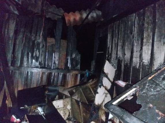 Bombeiros combatem incêndio no bairro Assis Brasil em Ijuí - foto 3
