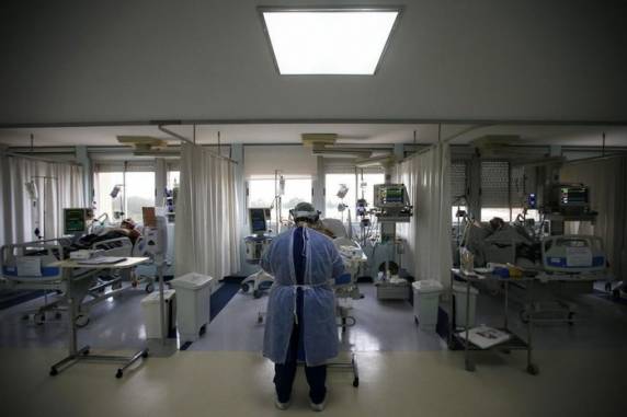 Desde o começo da pandemia, um brasileiro morreu com a doença a cada um minuto e 20 segundos