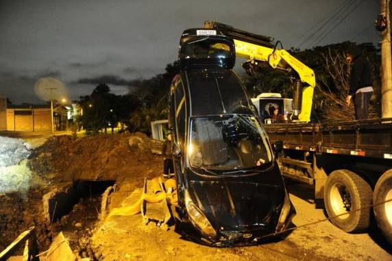 Motorista se perde em curva e veículo cai em buraco de obra em Porto Alegre, diz BM - foto 2
