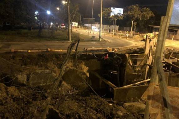Ocorrência foi pouco antes das 5h desta segunda-feira (21). Condutor conseguiu sair do carro e relatou apenas dores no joelho. Não foi necessária a presença do SAMU.