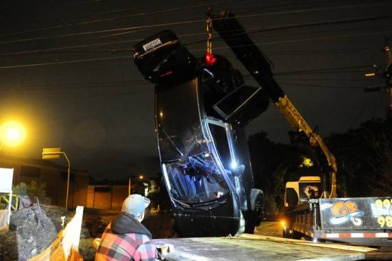 Motorista se perde em curva e veículo cai em buraco de obra em Porto Alegre, diz BM - foto 3