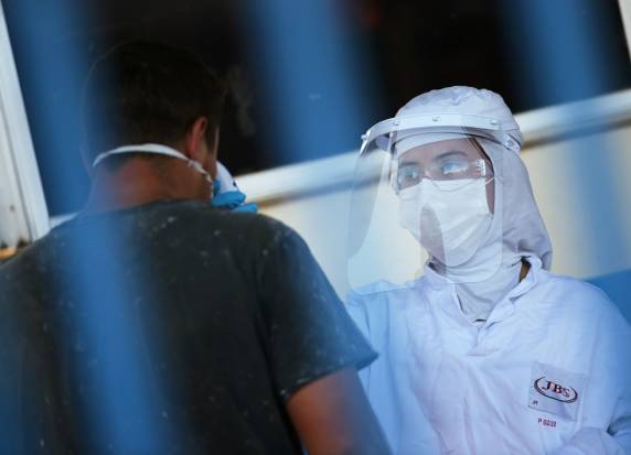 Tribunal reverteu decisão do primeiro grau, que havia negado indenização. No entendimento da turma de desembargadoras, há presunção de causa entre a atividade no frigorífico e a contaminação da funcionária. JBS afirma em nota que não comenta ações em andamento.