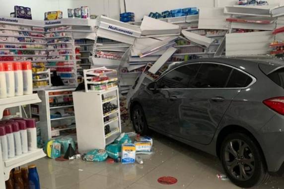 Motorista perdeu controle do automóvel ao manobrar para estacionar em frente ao estabelecimento