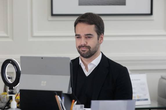 Bagé, Cachoeira do Sul, Caxias do Sul, Cruz Alta, Erechim, Ijuí, Palmeira das Missões, Passo Fundo, Pelotas, Santa Cruz do Sul, Santa Maria, Santa Rosa, Santo Ângelo e Uruguaiana seguem com números de internações e mortes elevados. Erechim e Pelotas também preocupam.