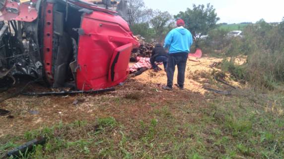 PRF atende acidente grave envolvendo caminhões em Tupancireta - foto 2