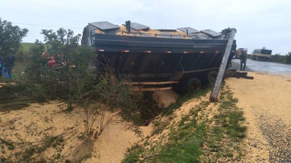 PRF atende acidente grave envolvendo caminhões em Tupancireta - foto 3