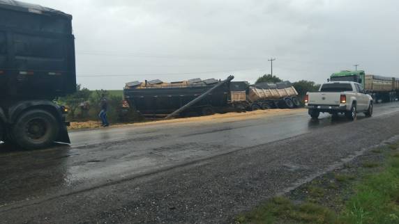 PRF atende acidente grave envolvendo caminhões em Tupancireta - foto 4