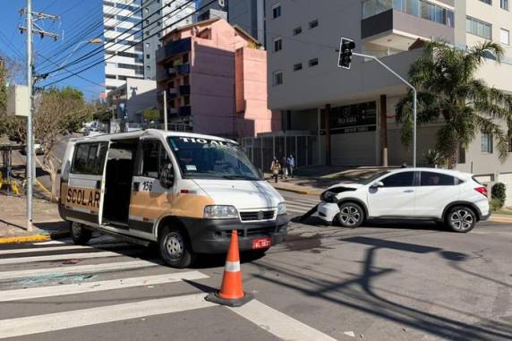 Jovem foi arremessado para fora de uma van escolar, após uma colisão lateral no bairro Panazzolo