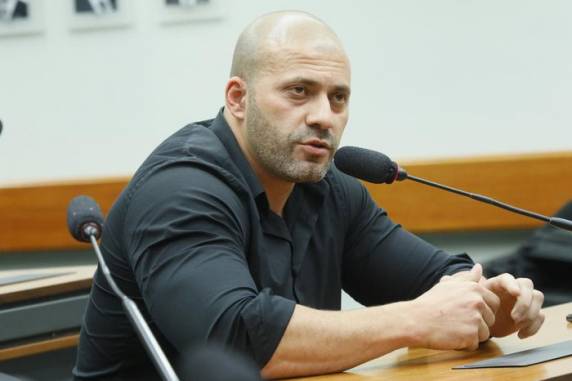 Ministro Alexandre de Moraes expediu ordem de prisão ao parlamentar após registros de 36 violações à tornozeleira eletrônica