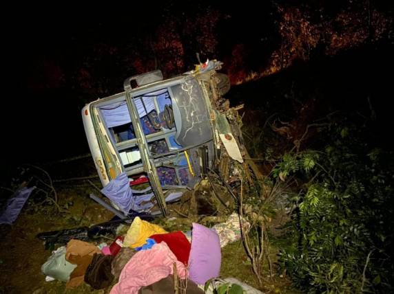 Ônibus caiu em uma ribanceira e carro ficou destruído após a colisão